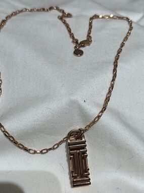 ✨💖 Tory Burch x Fitbit Rose Gold Logo Pendant Necklace | Designer Tech-Luxe  💖